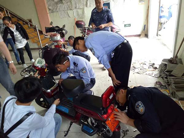 市民在积极配合民警进行车牌和RFID电子标签安装